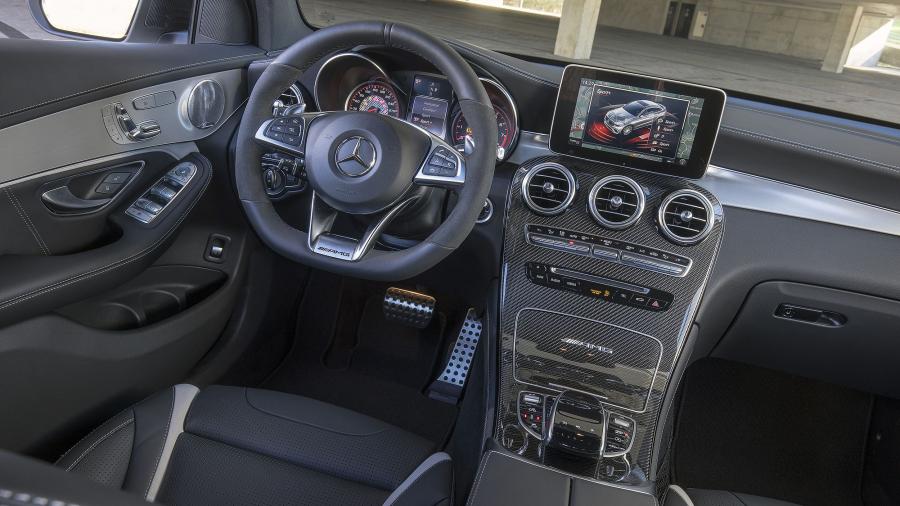 Торпедо Mercedes-AMG GLC63 S 4Matic+ Coupe (C253) 2017 года  (WW) (фото 48 из 63)